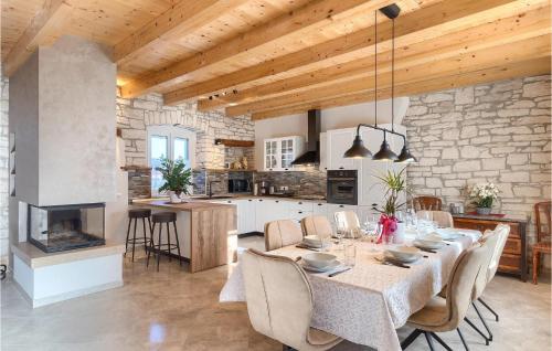 Una cocina y un comedor con mesa y sillas. en Villa Druskovic, en Umag