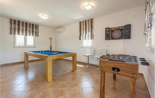 Herňa v ubytovaní Six-Bedroom Holiday Home In Perci