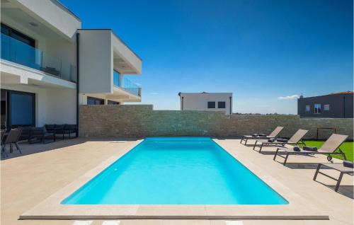 une piscine dans l'arrière-cour d'une maison dans l'établissement Villa Elena Rovinj, à Rovinj