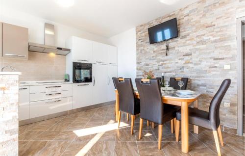Kuchyňa alebo kuchynka v ubytovaní Cozy Apartment In Suvi Potok, Jesenice,
