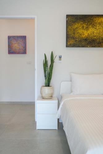Serenity Sands Villas #1にあるベッド