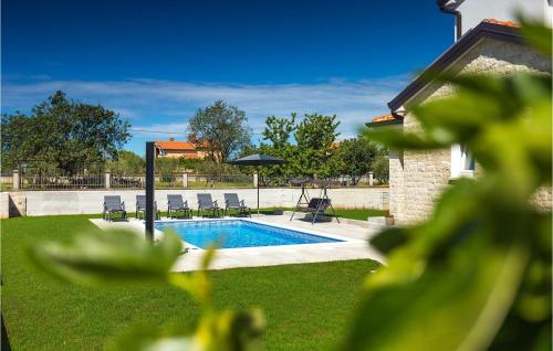 Bazén v ubytování Villa Zirdum nebo v jeho okolí