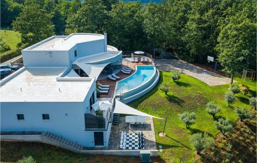 une vue aérienne d'une maison avec piscine dans l'établissement Villa Viktor Tireli, à Kršan