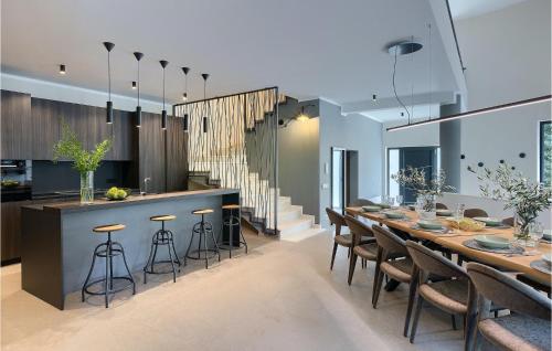 une cuisine et une salle à manger avec une grande table et des chaises dans l'établissement Villa Viktor Tireli, à Kršan