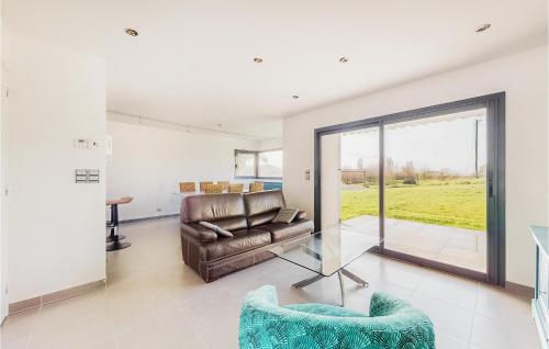 Χώρος καθιστικού στο Amazing Apartment In Planguenoual