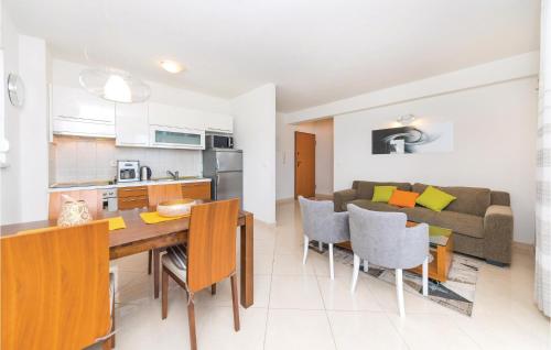 One-Bedroom Apartment In Okrug Gornji
