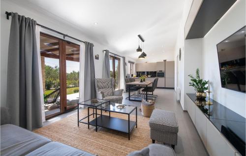 un soggiorno con un divano e un tavolo di Villa Saint Silentio a Marčana