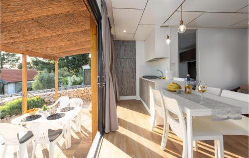 Fotografie z fotogalerie ubytování Gorgeous Home In Mandre With Kitchen v destinaci Mandre