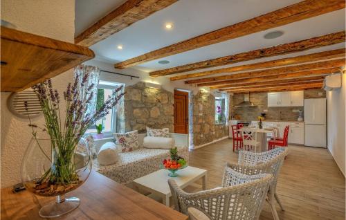 un soggiorno con un divano e un tavolo di Villa Vele Skale a Jadranovo
