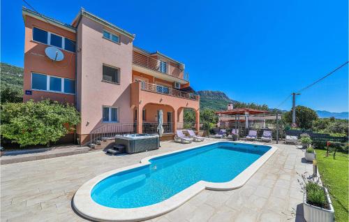 Nice Home In Kastel Luksic With Jacuzzi