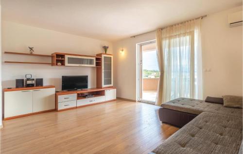 Televízia a/alebo spoločenská miestnosť v ubytovaní Holiday Home Ivusini Xiv V