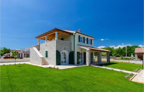 a house with a green lawn at Villa Bella in Hreljići