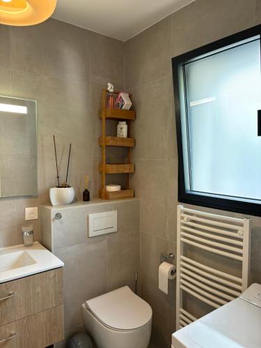 Ένα μπάνιο στο Cocon de bien-être à Vence avec vue mer, piscine et terrasse ensoleillée
