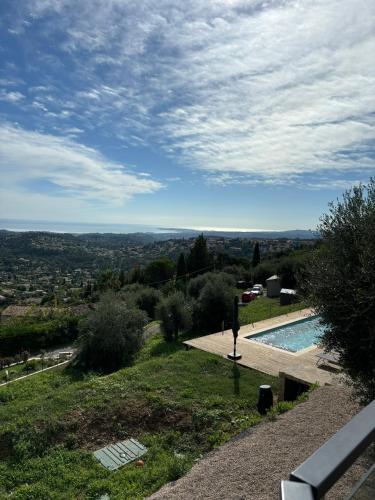 Πισίνα στο ή κοντά στο Cocon de bien-être à Vence avec vue mer, piscine et terrasse ensoleillée