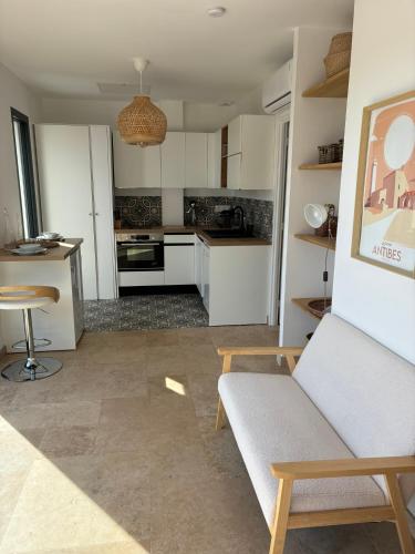 Η κουζίνα ή μικρή κουζίνα στο Cocon de bien-être à Vence avec vue mer, piscine et terrasse ensoleillée