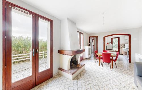 a living room with a fireplace and a table and chairs at Gorgeous Home In Meschers-Sur-Gironde in Meschers-sur-Gironde