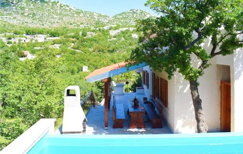 O vedere generală la munți sau o vedere la munte luată de la această casă de vacanță