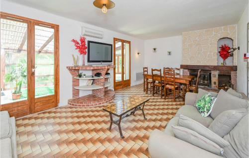 un salon avec un canapé et une cheminée dans l'établissement Gorgeous Home In Briare With Sauna, à Briare