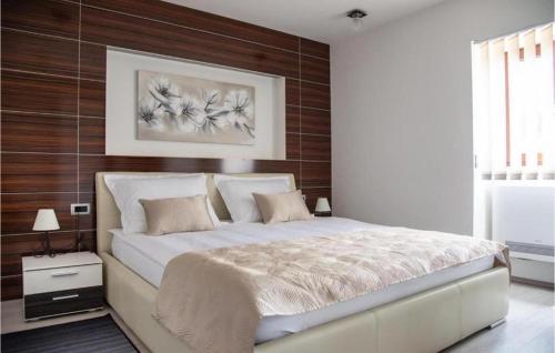 Un pat sau paturi într-o cameră la Villa Holiday Home Tos
