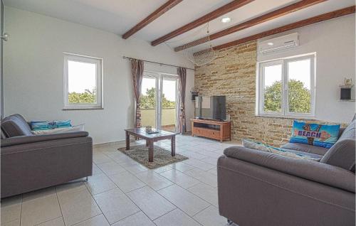 ein Wohnzimmer mit zwei Sofas und einem Fernseher in der Unterkunft 4 Bedroom Amazing Home In Pavicini in Veliki Vareški