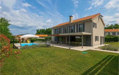 une maison avec une cour et une piscine dans l'établissement Villa Fritula, à Vižinada