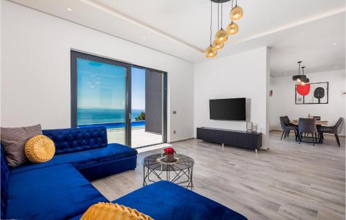 un salon avec un canapé bleu et une télévision dans l'établissement Villa Ziganto, à Opatija