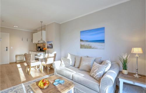 un salon avec un canapé et une table dans l'établissement Baltischer Hof Apartment 25, à Boltenhagen