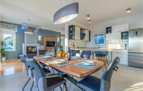 Kuchyň nebo kuchyňský kout v ubytování Three-Bedroom Holiday Home In Jesenice