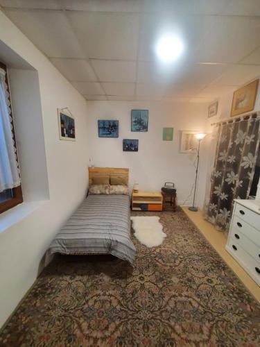 une chambre avec un lit et un tapis dans l'établissement Chez Caroline, à Briançon