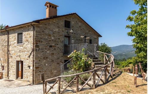 an old stone building with a staircase leading up to it at Cà Di Cerchione in Pieve Santo Stefano