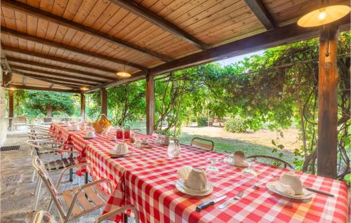 a long table with a red and white checkered table cloth at Cà Di Cerchione in Pieve Santo Stefano