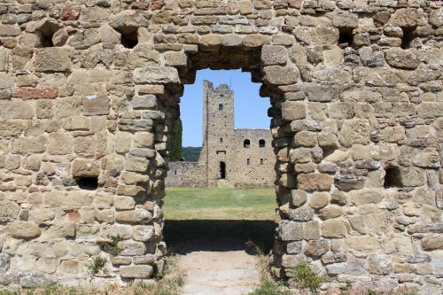 an archway in an old stone building with a tower at Appartamento Borgo Mezzo in Pratovecchio