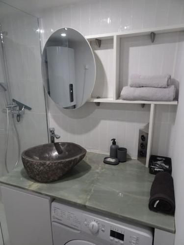 une salle de bain avec un lavabo et un miroir sur un comptoir dans l'établissement Loft industriel Marseille, à Marseille