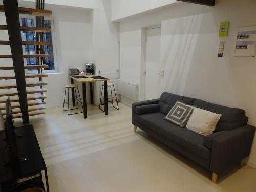 un salon avec un canapé et une table dans l'établissement Loft industriel Marseille, à Marseille