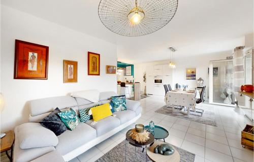 un salon avec un canapé et une table dans l'établissement Awesome Home In Saint-Malo With Wifi, à Saint-Malo