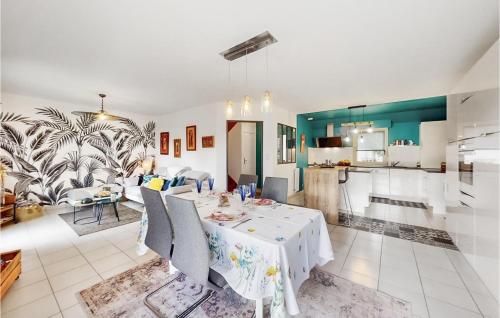 un salon avec une table et une cuisine dans l'établissement Awesome Home In Saint-Malo With Wifi, à Saint-Malo