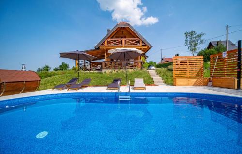 Πισίνα στο ή κοντά στο Amazing Home In Lipje With Sauna
