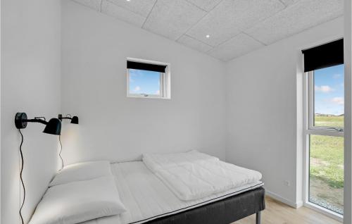4 Bedroom Gorgeous Home In Løgstrupにあるベッド
