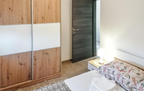 Ένα ή περισσότερα κρεβάτια σε δωμάτιο στο Stunning Apartment In Mladenici