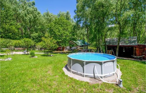 Bazén v ubytování 2 Bedroom Pet Friendly Home In Breze nebo v jeho okolí