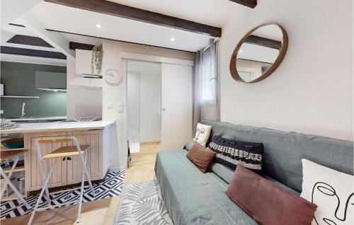 un salon avec un canapé et une cuisine dans l'établissement 1 Bedroom Cozy Home In Dolus-D'oléron, à Dolus-d'Oléron