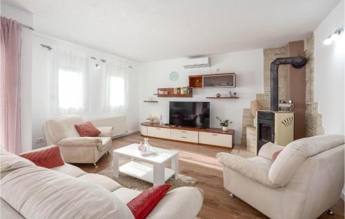 TV a/nebo společenská místnost v ubytování Awesome Home In Tugare With Kitchen