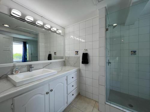 Koupelna v ubytování Private villa with large pool & 5min walk to beach