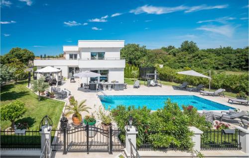 8 Bedroom Beautiful Home In Liznjan