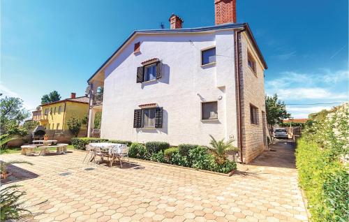 Beautiful Apartment In Sisan With Wifi