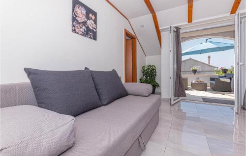 - un salon avec un canapé et une porte-fenêtre dans l'établissement Amazing Home In Oklaj With Wifi, à Oklaj