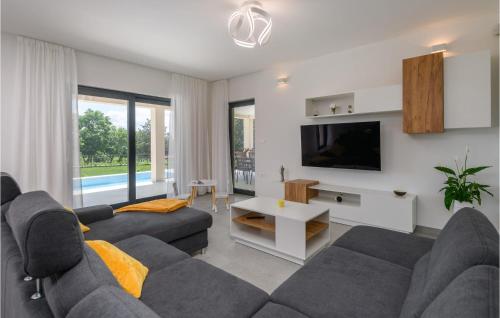 Μια τηλεόραση ή/και κέντρο ψυχαγωγίας στο Cozy Home In Prodol With Wifi