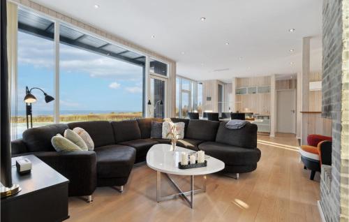 Posezení v ubytování Beach Front Home In Spøttrup