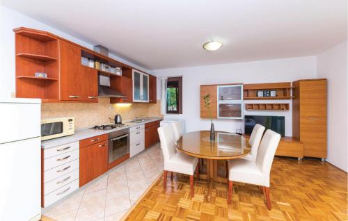 Kuchyňa alebo kuchynka v ubytovaní Lovely Apartment In Trogir