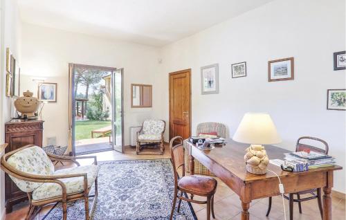 a living room with a wooden table and chairs at Poggioalvento in Lazzeretto